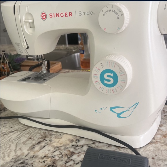Sewing machine-Singer|Simple - Picture 2 of 6